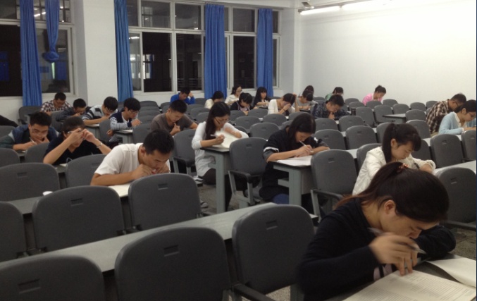 认真答题的参赛同学