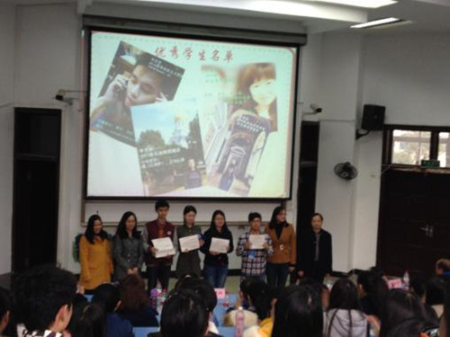 学院领导位同学颁奖
