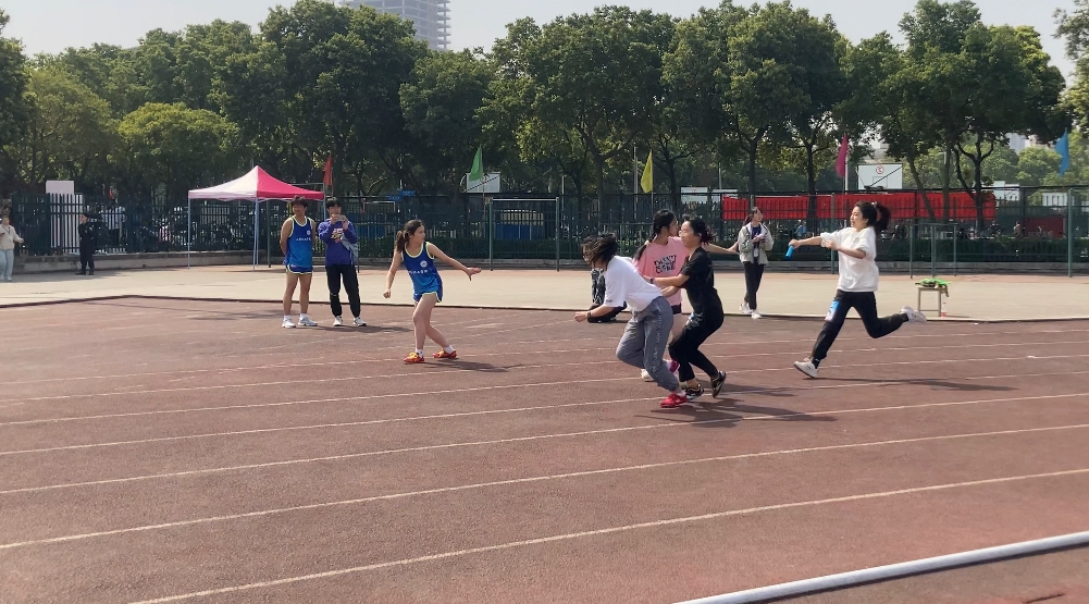 小孩们在公园里玩球中度可信度描述已自动生成