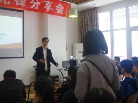 计科院李昊燃与同学互动