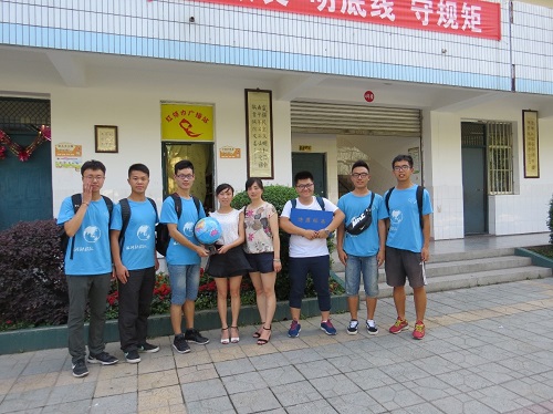 桂林小学老师和项目成员合影
