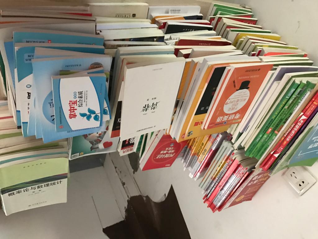 图二 毕业生爱心捐助的部分物资