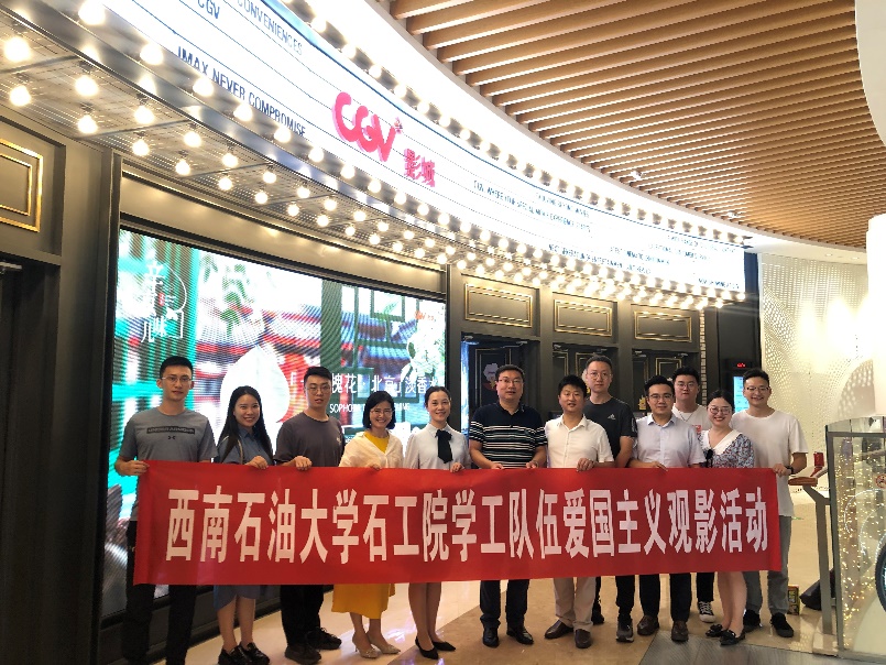 人们在看台上的人在商店前低可信度描述已自动生成