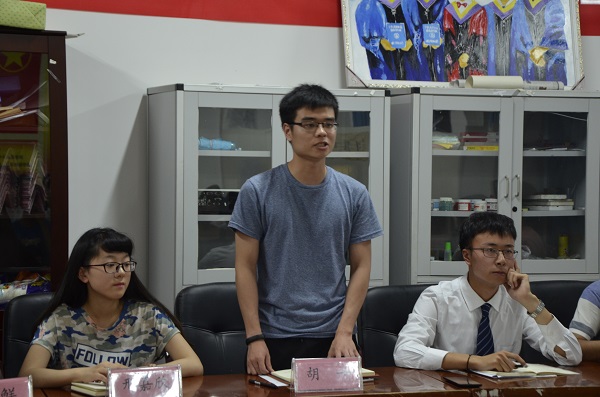 团委秘书长胡一发言