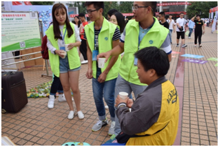 为新生家长提供周到服务