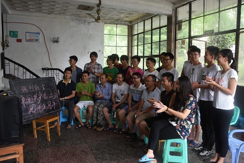 野外实习同学收看庆祝大会(一)