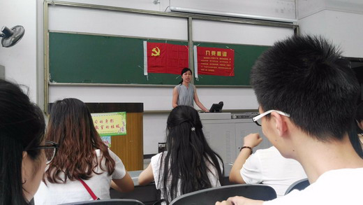 杨晓英在组织学习《关于新形势下党内政治生活的若干准则》