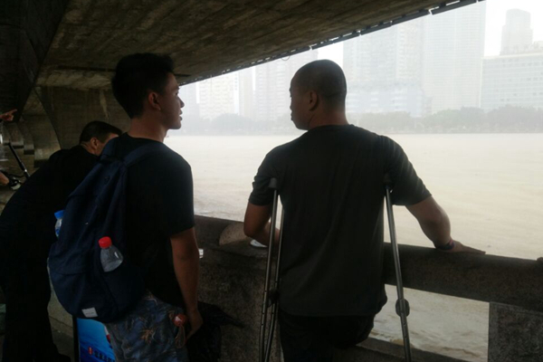 实践队成员与路人交流