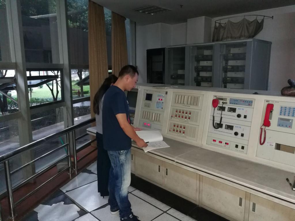 检查人员对消防主机进行检查