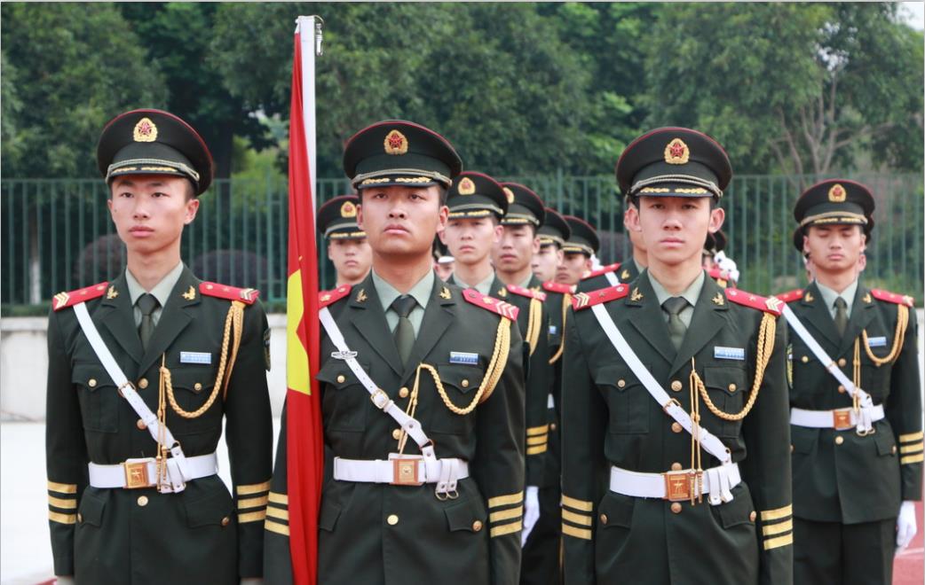 国旗护卫队的同学们护卫国旗