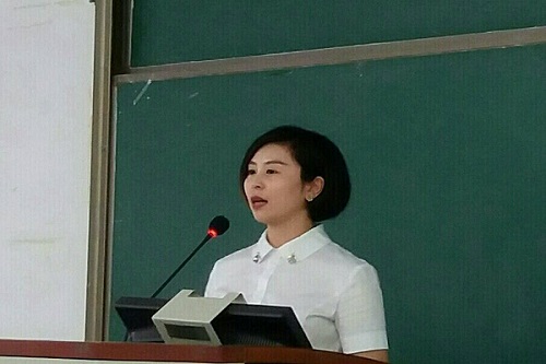 杨老师为同学讲解缴费知识