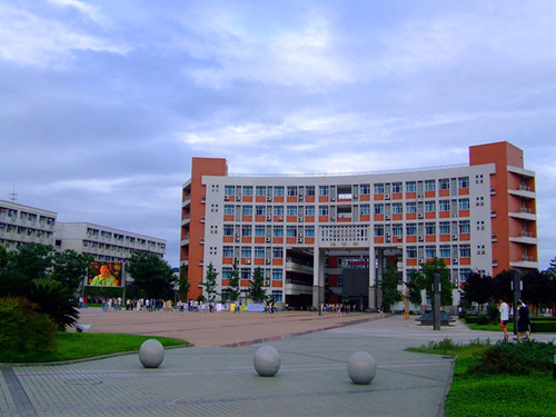 博学楼·石泉广场