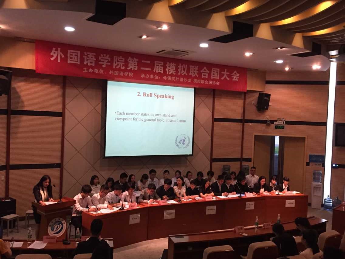 图一:模联社团负责人,大会秘书长潘缌缌向大家介绍大赛的赛制规则