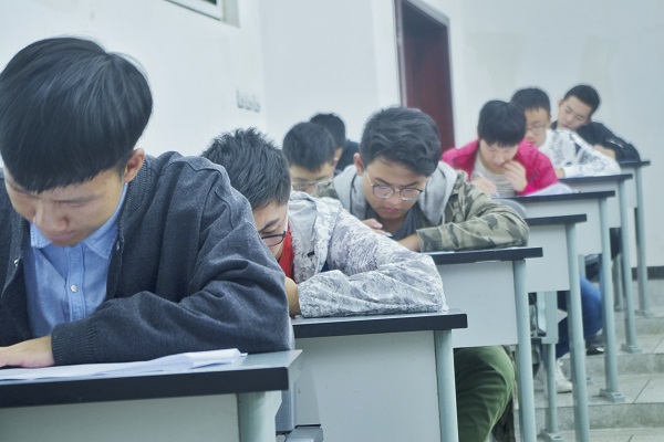 选手认真答题