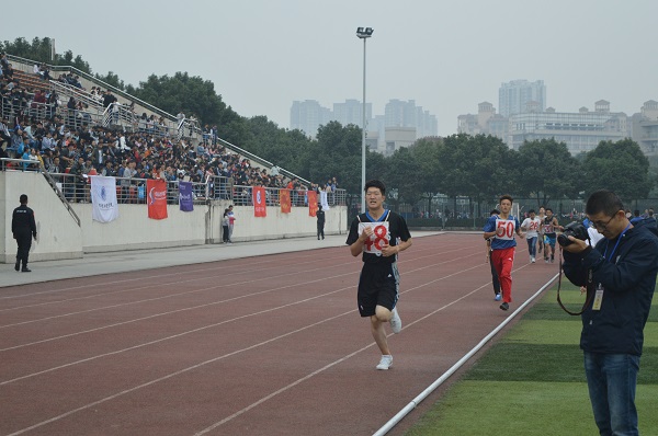 1500米运动员在赛场上奋勇争先