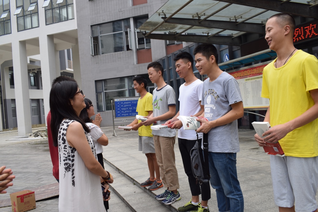 为新兵代表赠书
