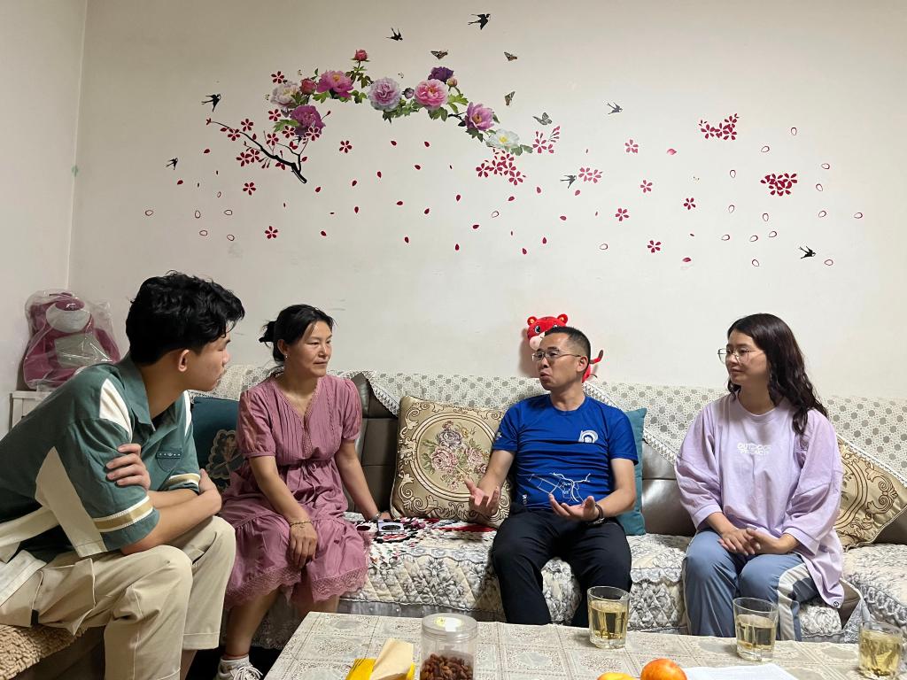 钱广在新疆库尔勒开展家访.jpg 钱广在新疆库尔勒开展家访.jpg