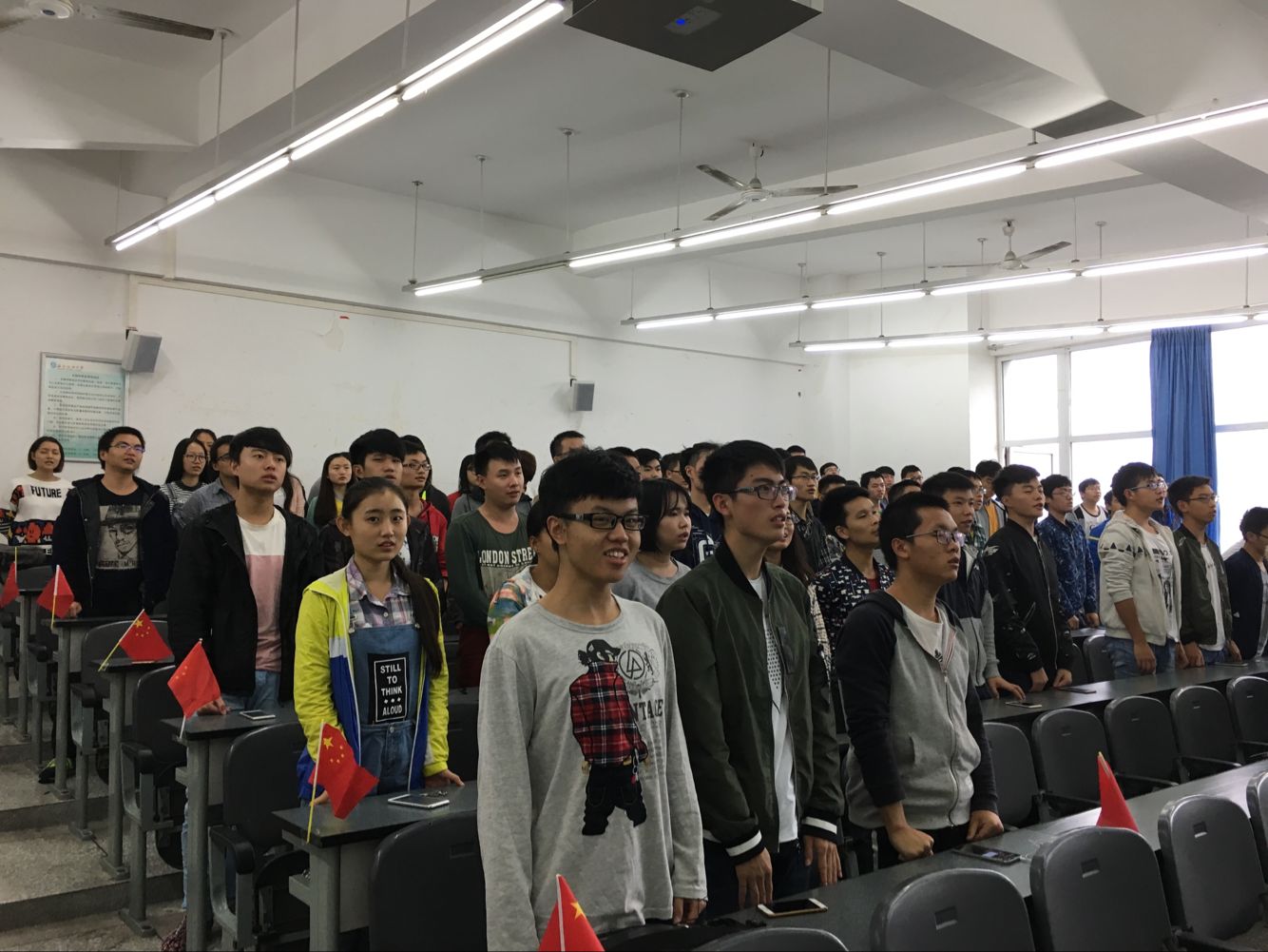 在嘹亮的歌声中开始班会