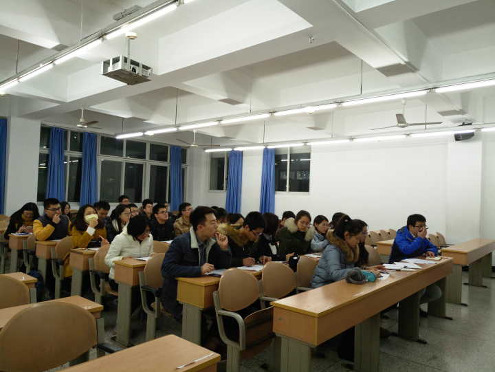 支部成员认真听会