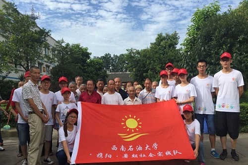 与敬老院部分老人合影