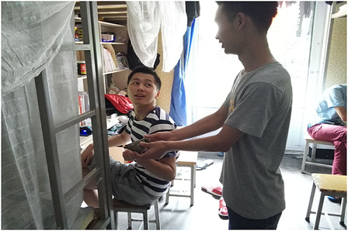 班委送粽子