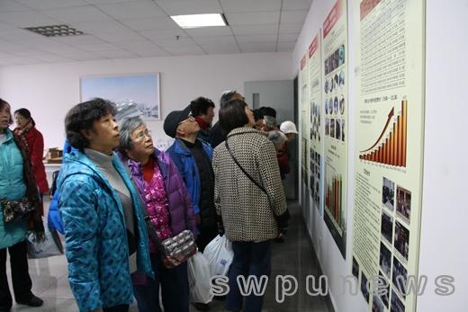 退休职工观看馆史展