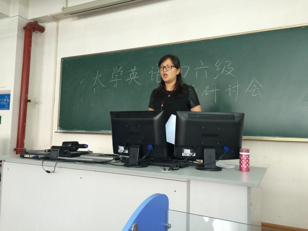 陈丽萍副院长正在讲话
